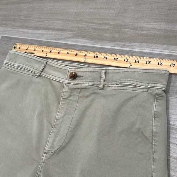 Everlane The Lightweight Wide-Leg Crop Stretch Cotton Chino Pants in Light Sage - Picture 11 of 16